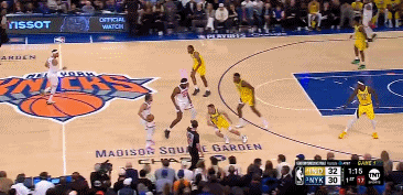 飞向天空！布伦森（Brunson）突破并派出传球 米切尔·罗宾逊（Mitchell Robinson）脱下手 抓住了篮子