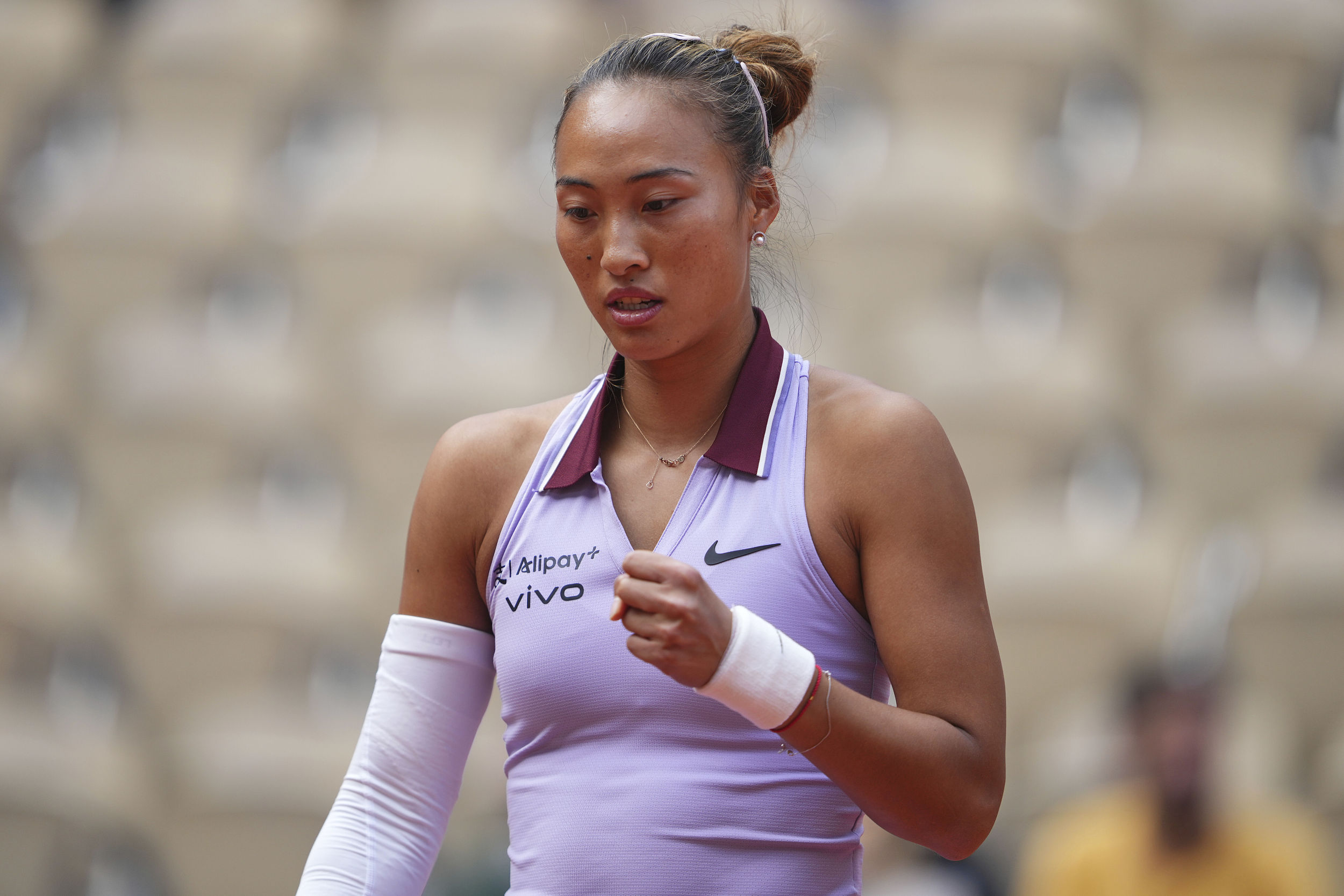法国公开1/8决赛：Zheng Qinwen 2-1 Lex Samsonova进入四分之一决赛 在法国公开赛中刷新了她的个人最佳记录